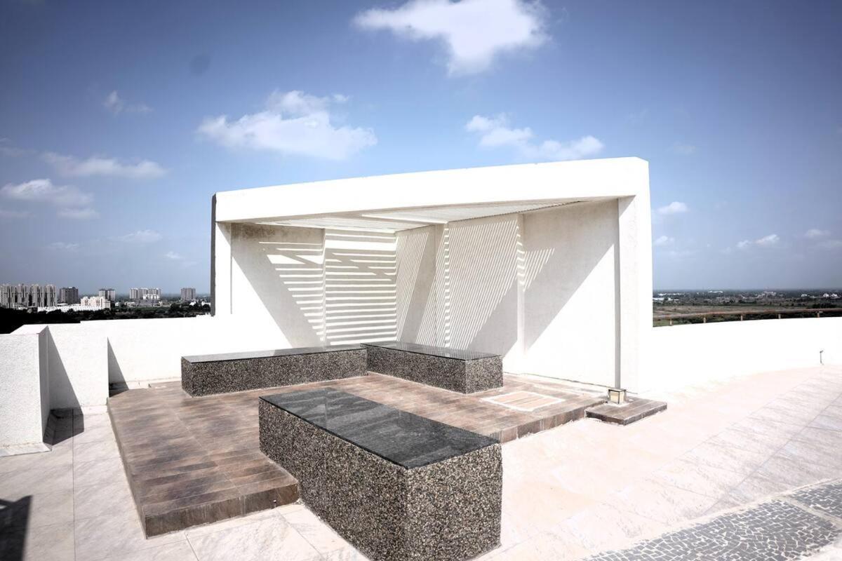 7 Seasons Palm Suite With Sky Orbit, Balcony, Swimming Pool, Wifi, Playground 라즈콧 외부 사진