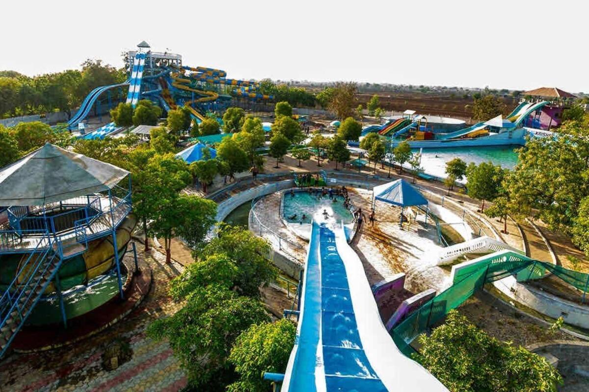 7 Seasons Palm Suite With Sky Orbit, Balcony, Swimming Pool, Wifi, Playground 라즈콧 외부 사진