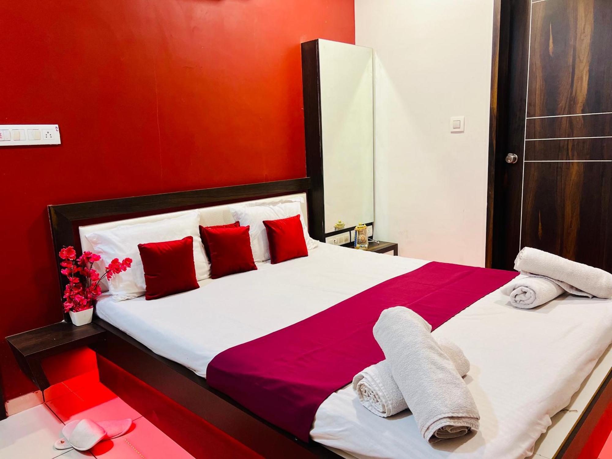 7 Seasons Palm Suite With Sky Orbit, Balcony, Swimming Pool, Wifi, Playground 라즈콧 외부 사진