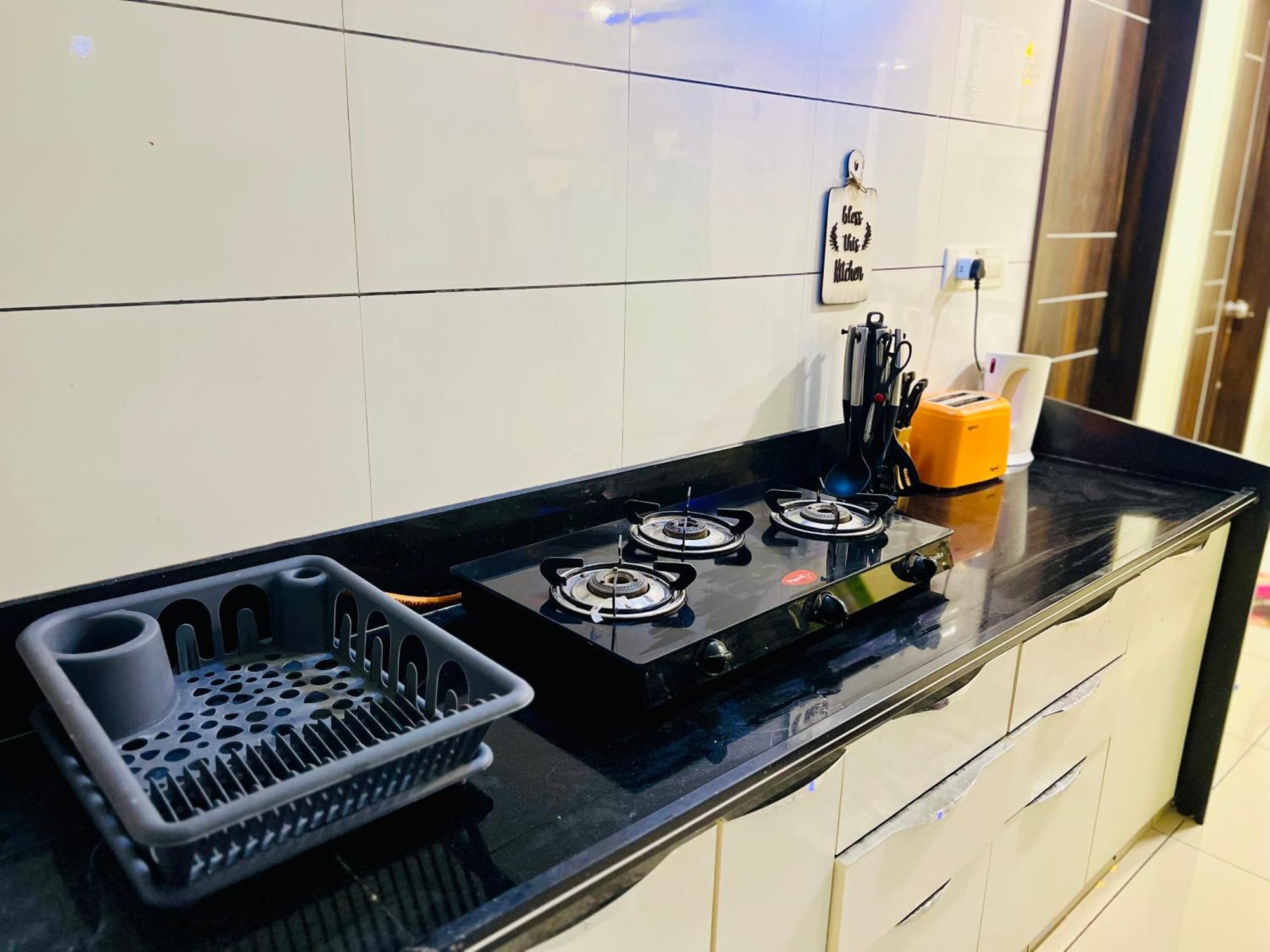7 Seasons Palm Suite With Sky Orbit, Balcony, Swimming Pool, Wifi, Playground 라즈콧 외부 사진