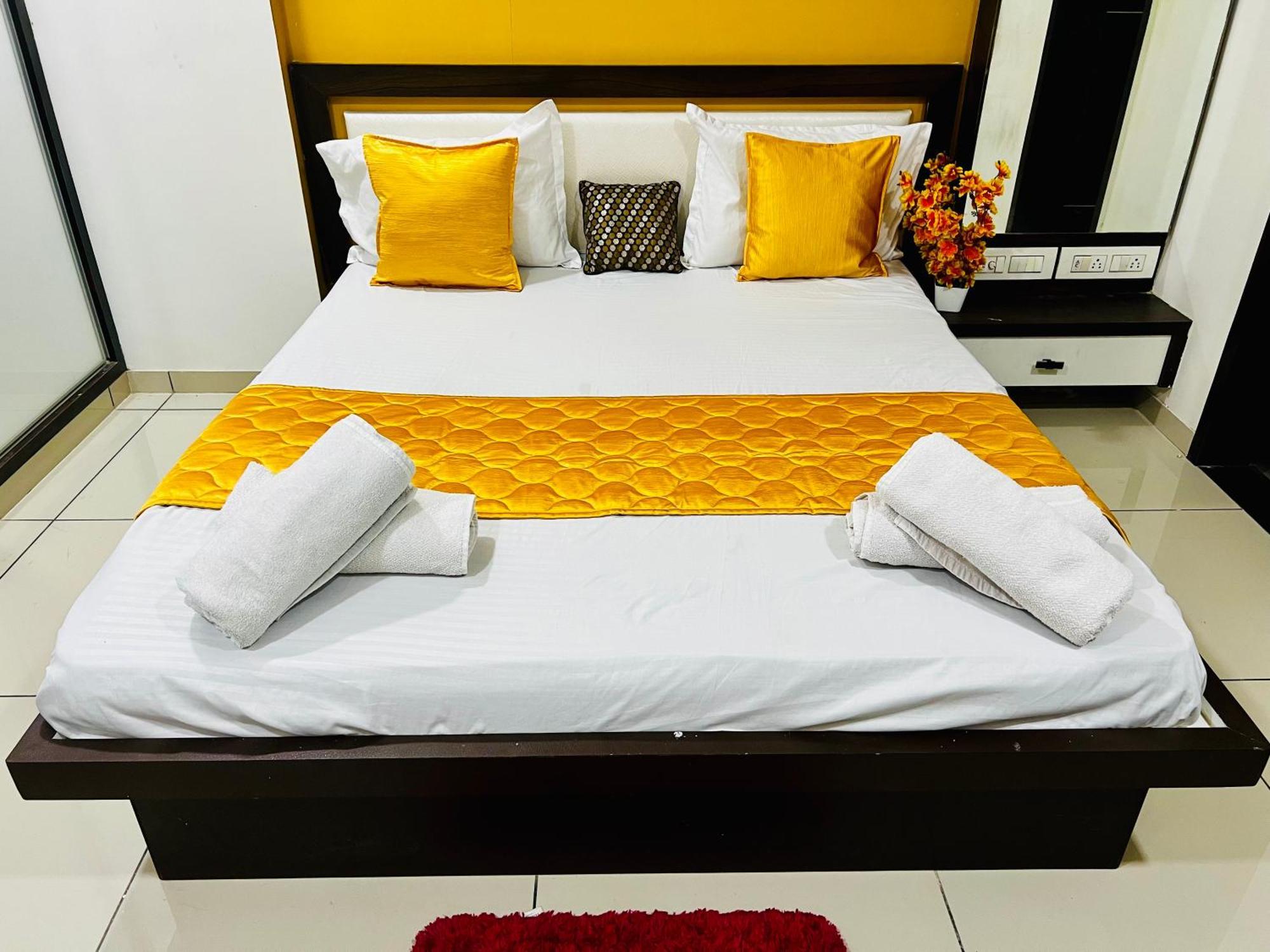 7 Seasons Palm Suite With Sky Orbit, Balcony, Swimming Pool, Wifi, Playground 라즈콧 외부 사진