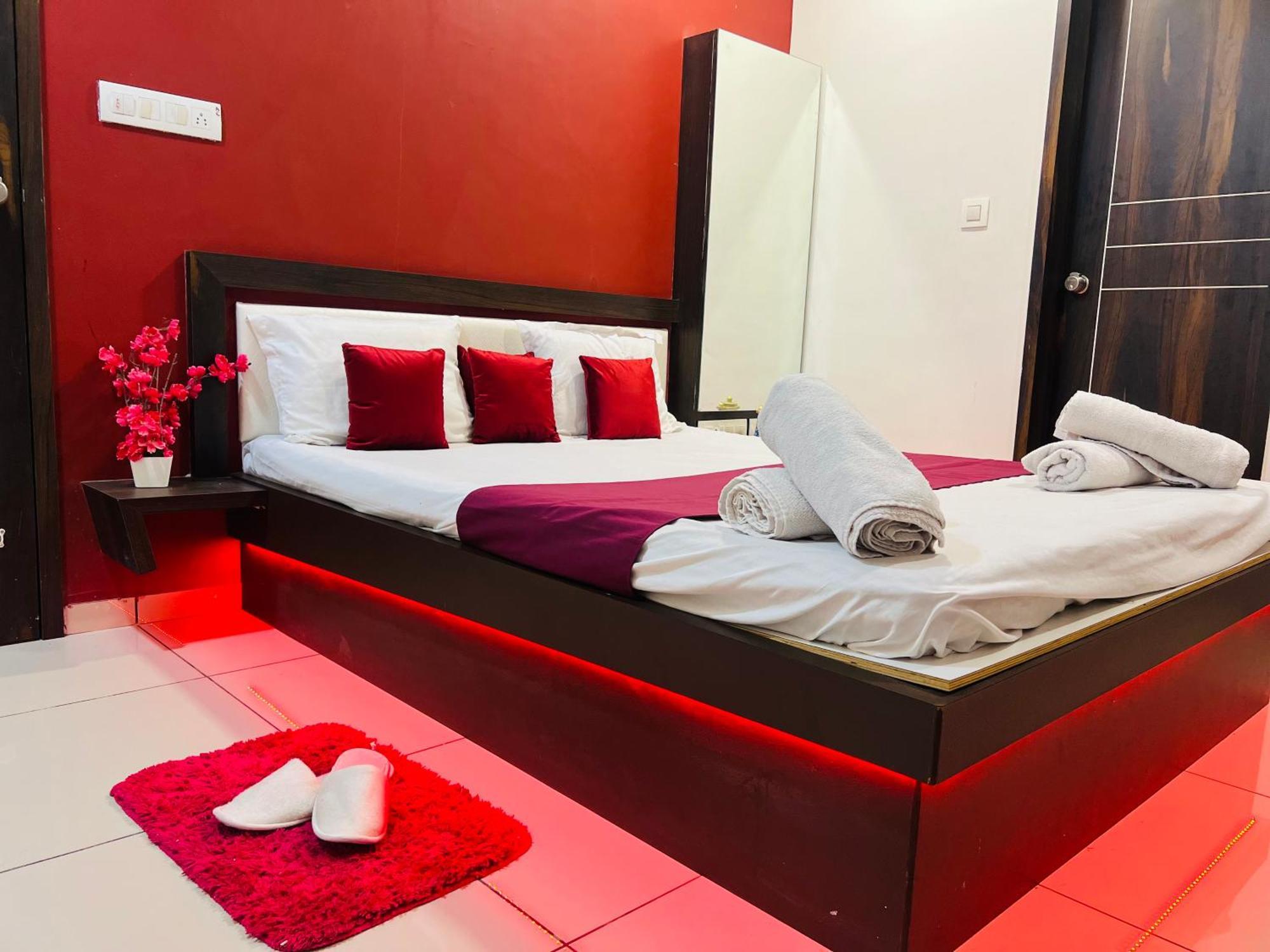 7 Seasons Palm Suite With Sky Orbit, Balcony, Swimming Pool, Wifi, Playground 라즈콧 외부 사진